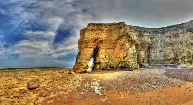 Обои картинки фото природа, побережье, камни, скалы, море, галька, облака