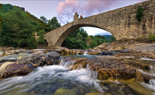 Обои картинки фото италия, эмилия, романья, природа, реки, озера, лес, река, камни, пороги, каменный, мост, ночь