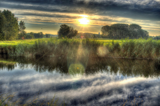 Обои картинки фото бельгия, фландрия, природа, восходы, закаты, лес, река, утро, солнце, тучи, трава, туман