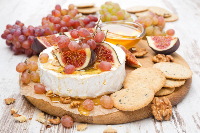 Обои картинки фото еда, разное, орехи, сыр, инжир, печенье, виноград, камамбер, мед