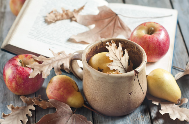 Обои картинки фото еда, фрукты,  ягоды, листья, груша, яблоки