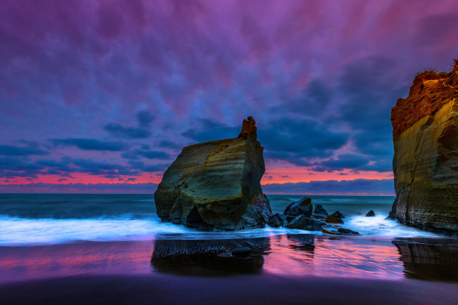 Обои картинки фото природа, восходы, закаты, пейзаж, скалы, камни, зарево, море, берег, облака, небо