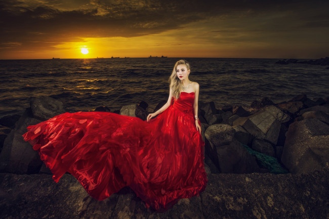 Обои картинки фото девушки, -unsort , азиатки, море, красное, платье, азиатка, стиль, камни, девушка, закат