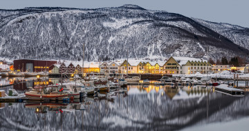 обоя города, - пейзажи, баркасы, горы, отражение, нурланн, rognan, городок, norway, фьорд, дома, saltdal, fjord, норвегия, nordland, ронан