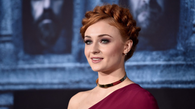 Обои картинки фото девушки, sophie turner, серьги, прическа, макияж, украшение