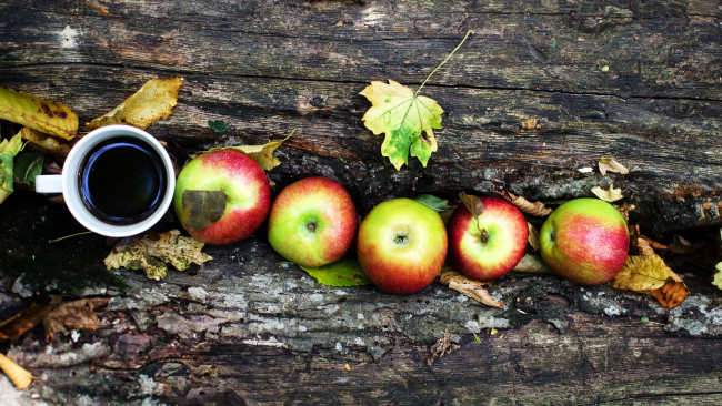 Обои картинки фото еда, разное, кофе, листья, осень, яблоки