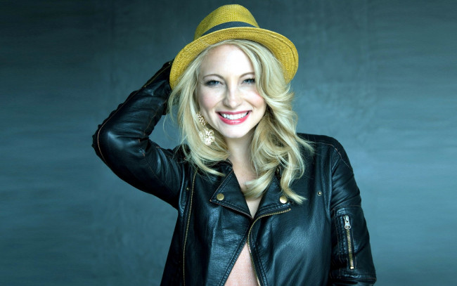 Обои картинки фото девушки, candice accola, шляпа, куртка, улыбка