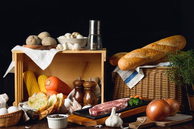 Обои картинки фото еда, натюрморт, кукуруза, хлеб, зелень, специи, мясо, морковь, лук