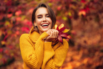 Картинка девушки -+лица +портреты шатенка свитер листья радость улыбка