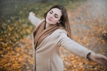 Картинка девушки -+брюнетки +шатенки осень листопад шатенка жест