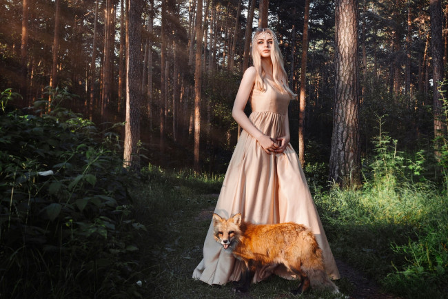 Обои картинки фото девушки, - блондинки,  светловолосые, лес, блондинка, лиса, длинное, платье