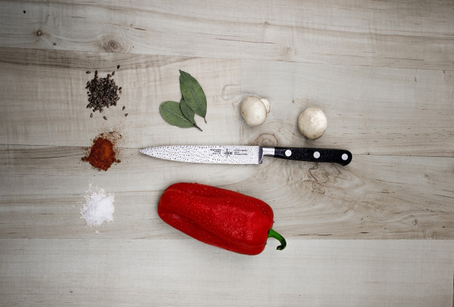 Обои картинки фото еда, перец, нож, красный, болгарский