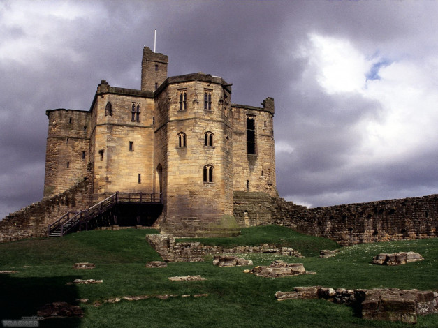 Обои картинки фото warkworth castle,  northumberland,  england, города, замки англии, замок, развалины, лужайка