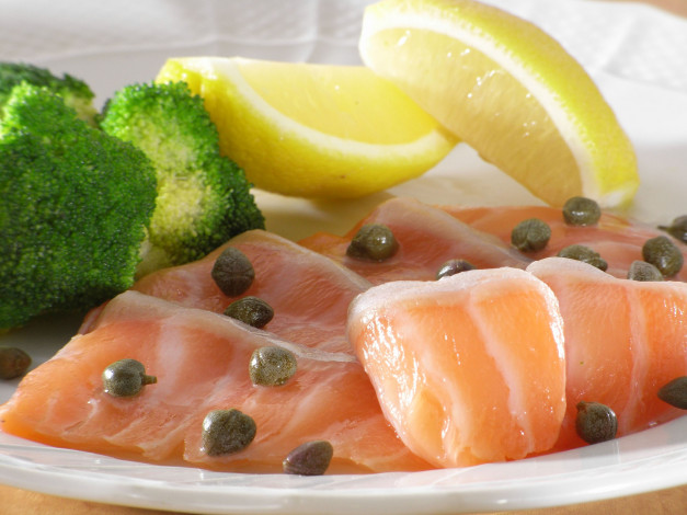 Обои картинки фото еда, рыба, морепродукты, суши, роллы, брокколи, лимоны, каперсы, лосось