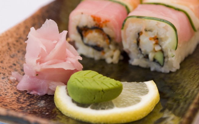 Обои картинки фото еда, рыба, морепродукты, суши, роллы, лимон, васаби, имбирь