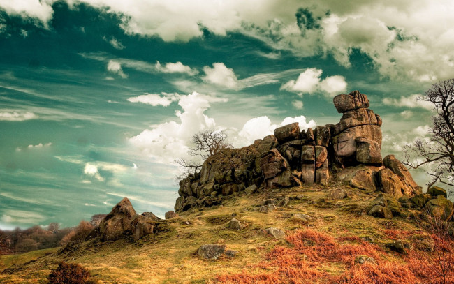 Обои картинки фото природа, горы, облака, трава, камни, пригорок