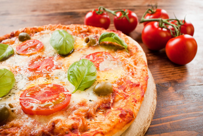 Обои картинки фото еда, пицца, помидоры, тесто, томаты