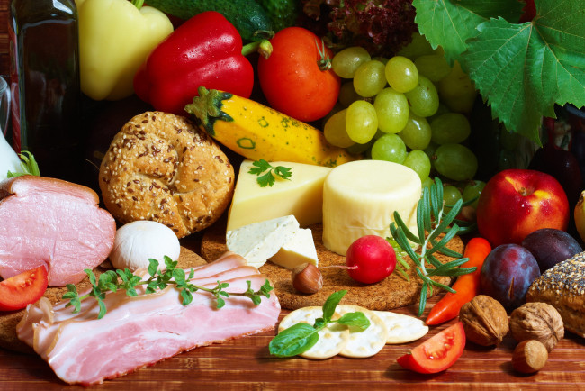 Обои картинки фото еда, разное, овощи, мясо, виноград, перец, орехи, помидоры, томаты, сыр