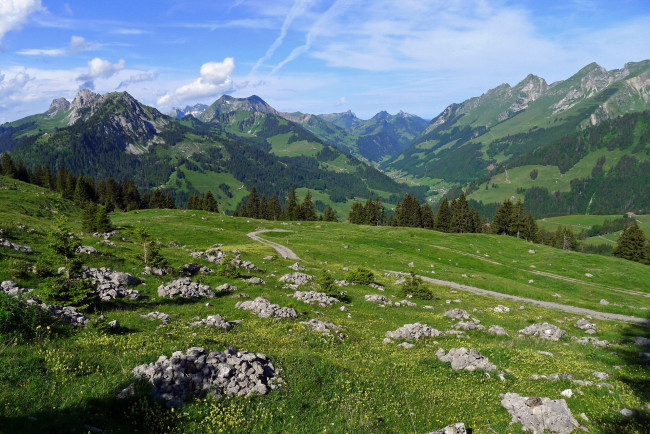 Обои картинки фото природа, горы, камни, небо, облака, швейцария, горизонт, дорога