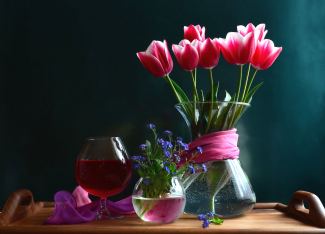 Обои картинки фото цветы, разные, вместе, тюльпаны, незабудки, бокал