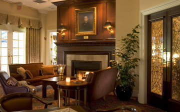 Картинка интерьер гостиная кресло стол портрет картина диван камин