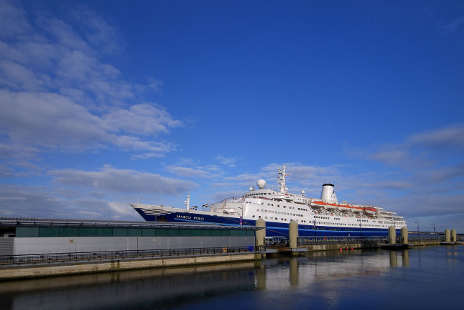 Обои картинки фото marco polo in liverpool, корабли, лайнеры, лайнер, причал, порт