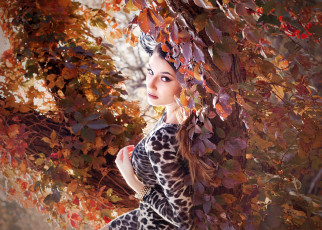 Картинка девушки -unsort+ брюнетки +шатенки плющ листья ствол осень дерево девушка природа платье взгляд брюнетка