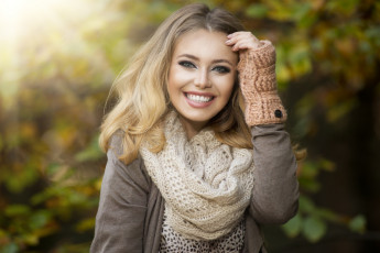 Картинка девушки -unsort+ блондинки митенки улыбка лучи осень пальто макияж шарф девушка шатенка