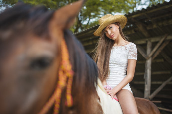 Картинка девушки -unsort+ брюнетки +шатенки девушка шатенка конь шляпа платье лошадь