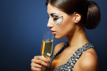 Картинка девушки -unsort+ креатив шампанское бокал профиль стразы брюнетка макияж девушка