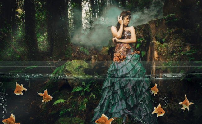 Обои картинки фото девушки, -unsort , креатив, платье, азиатка, ситуация, девушка, лес, рыбки, вода