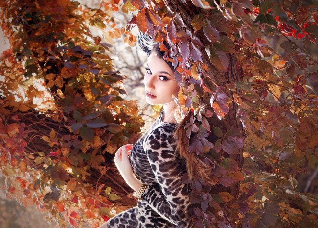 Обои картинки фото девушки, -unsort , брюнетки,  шатенки, плющ, листья, ствол, осень, дерево, девушка, природа, платье, взгляд, брюнетка