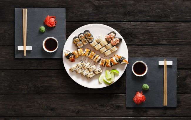 Обои картинки фото еда, рыба,  морепродукты,  суши,  роллы, set, имбирь, палочки, sushi, суши, japanese, food, соус, вассаби, роллы