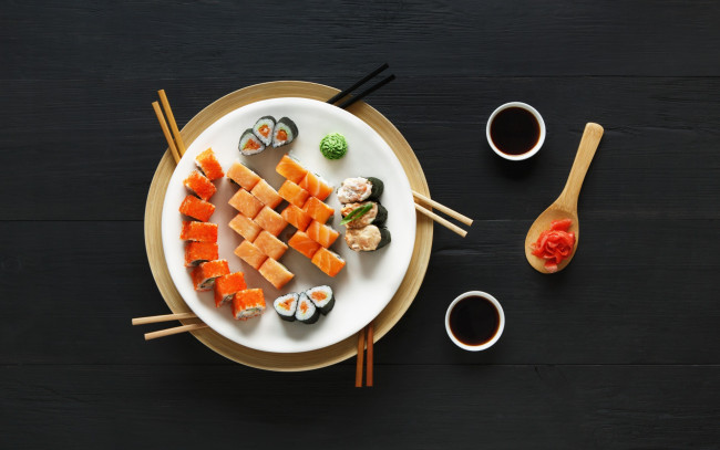 Обои картинки фото еда, рыба,  морепродукты,  суши,  роллы, соус, вассаби, суши, роллы, sushi, japanese, food, палочки, set, имбирь
