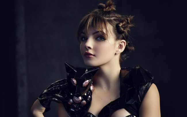Обои картинки фото девушки, camren bicondova, кошка, перчатки, кристаллы, прическа, актриса