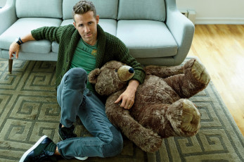 Картинка мужчины ryan+reynolds актер диван ковер медведь джинсы кофта