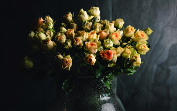 Картинка цветы розы букет ваза бутоны персиковый