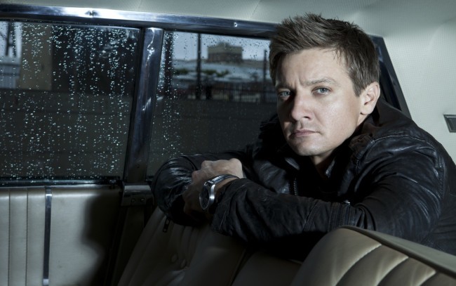 Обои картинки фото мужчины, jeremy renner, куртка, машина, дождь, актер