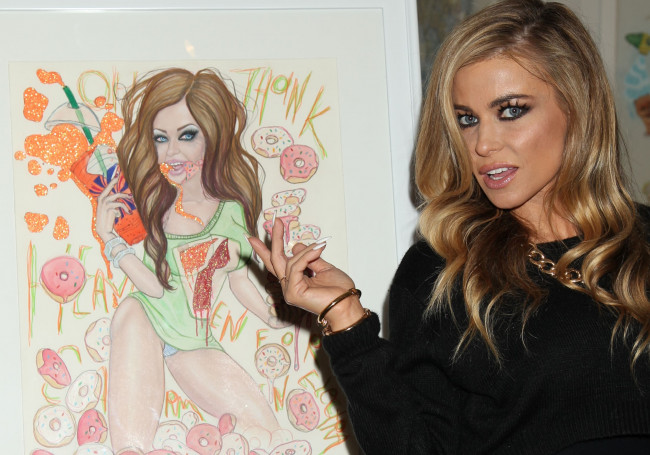 Обои картинки фото девушки, carmen electra, рисунок, украшения, свитер, блондинка