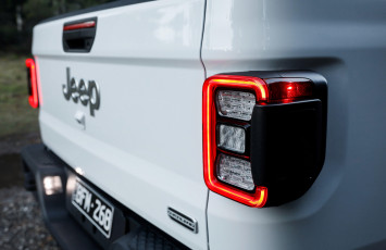Картинка автомобили фрагменты+автомобиля jeep gladiator overland 2020 фары багажник белый