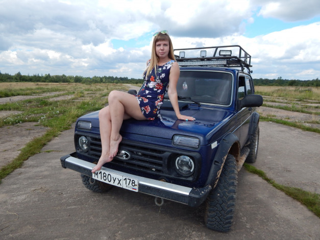 Обои картинки фото автомобили, -авто с девушками, lada, 4x4