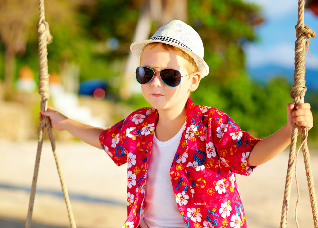 Обои картинки фото разное, дети, мальчик, очки, шляпа, рубашка, пляж