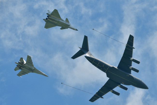Обои картинки фото авиация, разные вместе, ввс, ноак, военный, самолет, ю20, чэнду, j20, военная, машина, j16, небо, облака, полет, боевая, заправщик