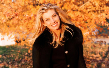 обоя музыка, faith hill, блондинка, пальто, деревья, осень