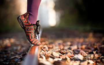 Картинка on toes разное одежда обувь текстиль экипировка нога кроссовок рельсы камни