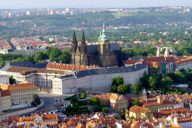 Обои картинки фото города, прага, Чехия, собор, здания, панорама, крыши