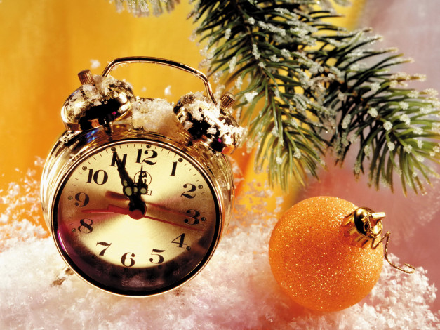 Обои картинки фото праздничные, - разное , новый год, ветка, ель, шарик, мишура, часы