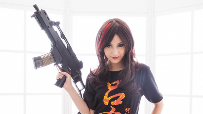 Обои картинки фото девушки, -unsort , девушки с оружием, оружие, взгляд, брюнетка, свет, hk, g36