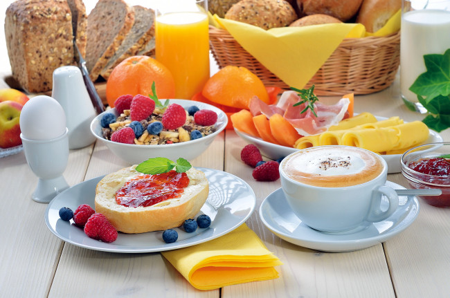 Обои картинки фото еда, разное, ягоды, апельсины, молоко, сок, кофе, сыр, хлеб, булочки