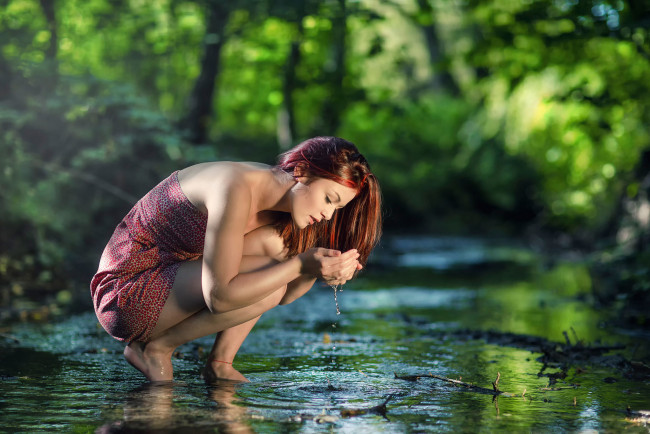 Обои картинки фото девушки, -unsort , рыжеволосые и другие, природа, отражение, вода, течение, девушка, ручей